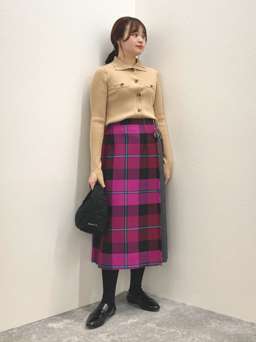 「チェック柄、ひざ丈スカート、プリーツスカート、スカートスタイル、襟付きトップス、低身長、低身長コーデ、オニールオブダブリン、152cm、150cm台コーデ」｜「NOLLEY’Sの◇【WEB限定】《手洗い可能》ウォッシャブルウール混ワイドリブ衿付きカーディガン（カーディガン/ボレロ、イエロー系）」を使った、nol murakamiさん（レディース・152cm）の冬コーディネートの1枚目の写真