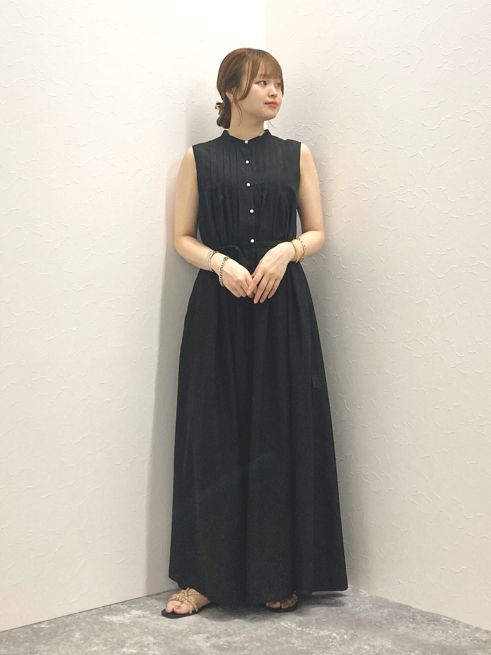 「NOLLEY’Sのウォッシャブルピンタックシャツワンピース（シャツワンピース、ブラック系）」を使った、nol murakamiさん（レディース・152cm）の夏コーディネートの1枚目の写真