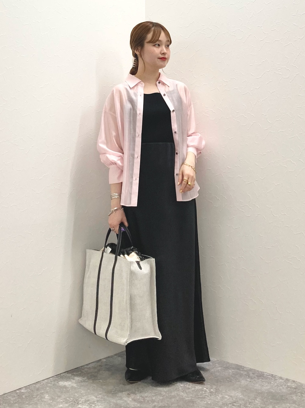 「NOLLEY’Sの◇【WEB限定】デザインサテンバイアスタイトスカート（スカート、ブラック系）」を使った、nol murakamiさん（レディース・152cm）の夏コーディネートの1枚目の写真