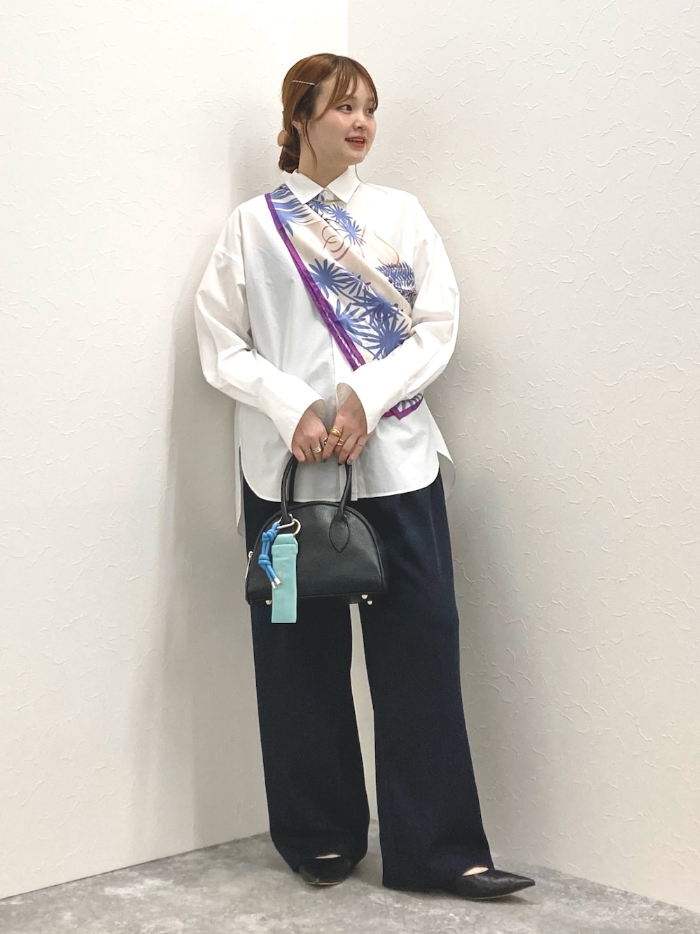 「NOLLEY’Sのプリントスカーフ88（バンダナ/スカーフ、パープル系）」を使った、nol murakamiさん（レディース・152cm）の春コーディネートの1枚目の写真