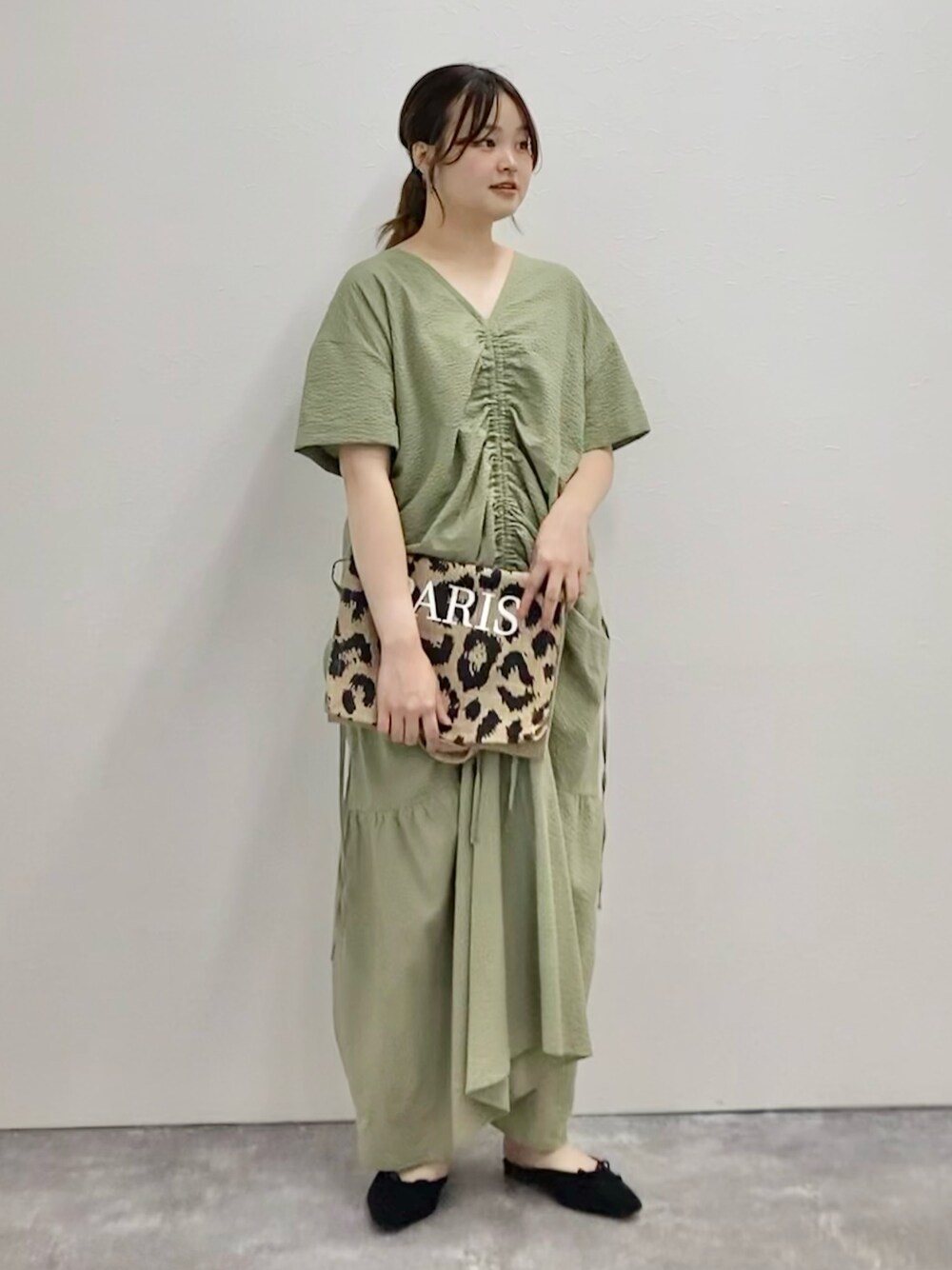 「低身長、低身長コーデ、152cm、ワンピース、ワンピーススタイル、ロングワンピース、夏コーデ、大人カジュアル、カーキ、オリーブ、ドロスト」｜「NOLLEY’Sの◇【WEB限定】ドロストギャザーワンピース（ワンピース、グリーン系）」を使った、nol murakamiさん（レディース・152cm）の夏コーディネートの1枚目の写真