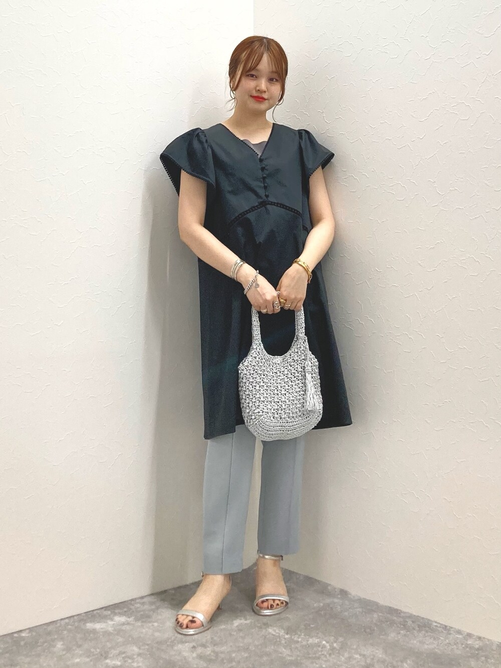 ブラック系のワンピース、ブルー系のその他パンツ、シルバー系のトートバッグを着用したレディースの夏コーディネートの1枚目の写真
