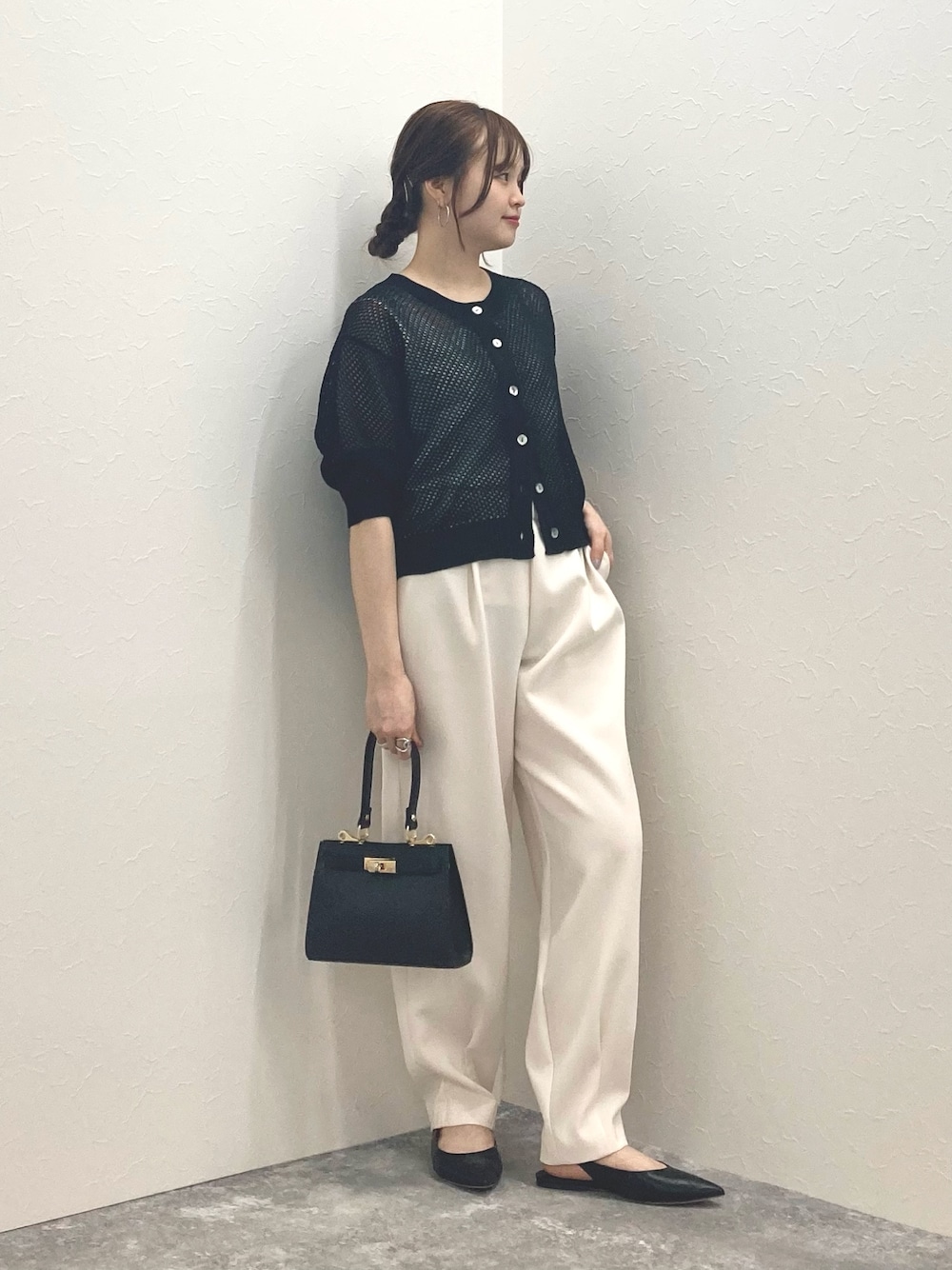 ブラック系のカーディガン/ボレロ、ホワイト系のその他パンツ、ブラック系のショルダーバッグを着用したレディースの春コーディネートの1枚目の写真
