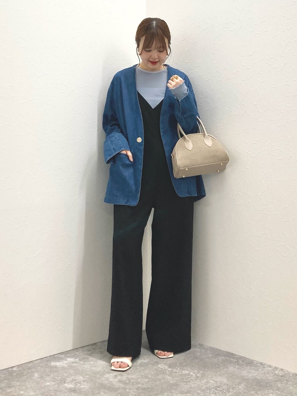 「Rie Millerの【RM denim】刺繍入りジャケット風デニムシャツ（シャツ/ブラウス、ブルー系）」を使った、nol murakamiさん（レディース・152cm）の春コーディネートの1枚目の写真