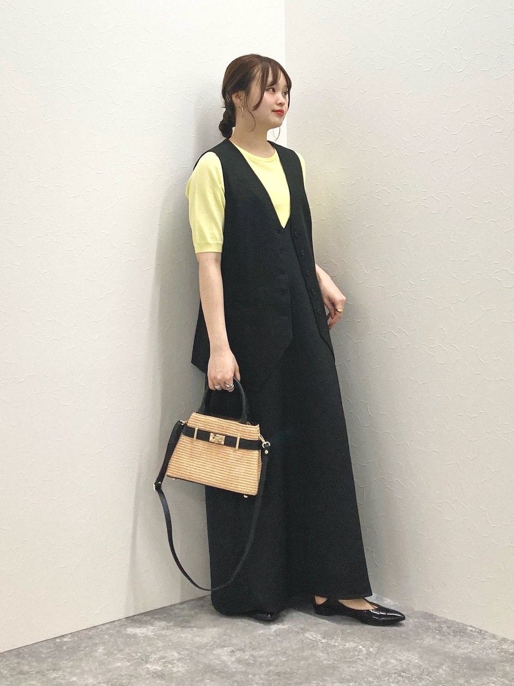 「ジレ、低身長、半袖ニット、キャミワンピ、低身長コーデ、五分袖、152cm、サテンキャミワンピ、150cm台コーデ」｜「NOLLEY’Sの《手洗い可能》愛され 高機能コットン半袖プルオーバーニット（ニット/セーター、イエロー系）」を使った、nol murakamiさん（レディース・152cm）の春コーディネートの1枚目の写真