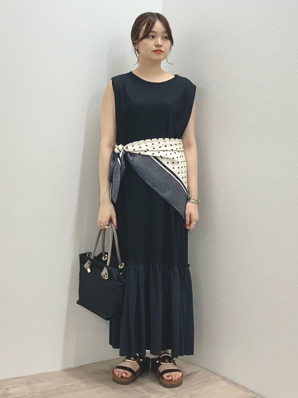 「低身長、低身長コーデ、152cm、ワンピース、スカーフ、ティアードスカート、ノースリーブ、マキシ丈ワンピース、カットソーワンピース、フレンチスリーブ」｜「Rie Millerの裾切替ノースリーブワンピース（ワンピース、ブラック系）」を使った、nol murakamiさん（レディース・152cm）の夏コーディネートの1枚目の写真