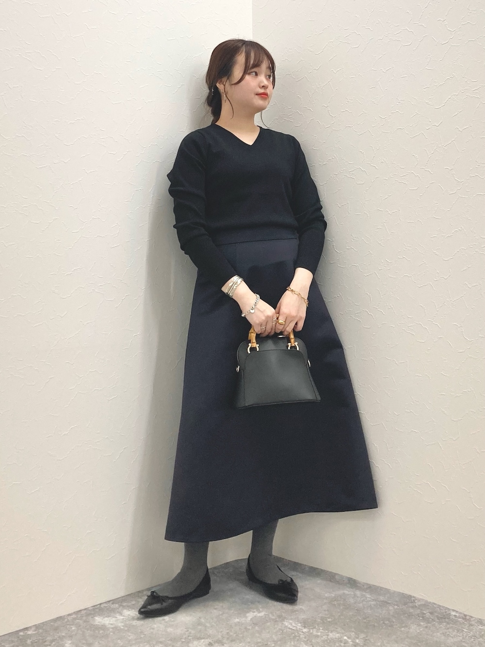 「低身長、低身長コーデ、150cm台コーデ、152cm、スカートスタイル、サテンスカート、Aラインスカート」｜「NOLLEY’Sの16Gゴム地シャイニーVネックプルオーバーニット（ニット/セーター、ブラック系）」を使った、nol murakamiさん（レディース・152cm）の冬コーディネートの1枚目の写真