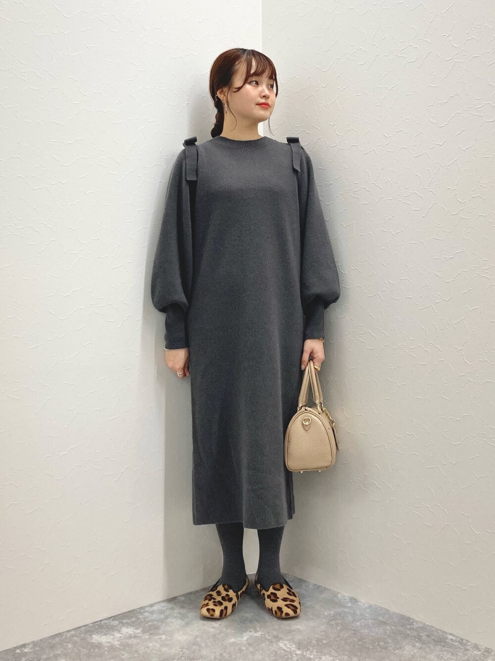 「リボン、フラットシューズ、ニットワンピース、ミニボストン、低身長、ワンピーススタイル、低身長コーデ、ひざ下丈、グレーワンピース、152cm」｜「NOLLEY’Sの《手洗い可能》MUSICパフスリーブニットワンピース（ワンピース、グレー系）」を使った、nol murakamiさん（レディース・152cm）の秋コーディネートの1枚目の写真
