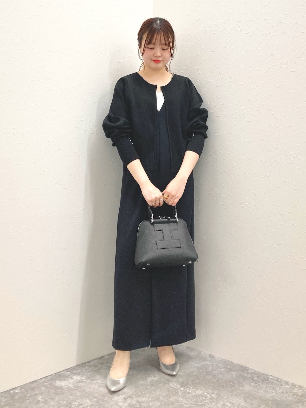「カーディガン、ワンピース、低身長、ノースリーブワンピース、低身長コーデ、152cm、ダンボール素材、前後2way、150cm台コーデ、パールニットカーディガン」｜「NOLLEY’Sの《手洗い可能》ミニパールクルーネックカーディガン（カーディガン/ボレロ、ブラック系）」を使った、nol murakamiさん（レディース・152cm）の冬コーディネートの1枚目の写真