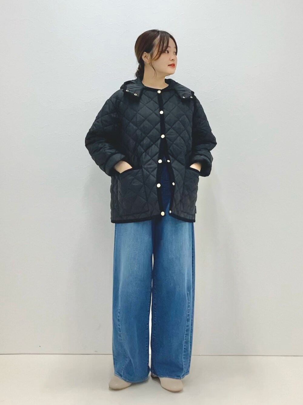 「低身長、低身長コーデ、152cm、キルティングジャケット、ショートアウター、中綿アウター、中綿ジャケット、Traditional Weatherwear、ブラック、カジュアルコーデ、フードアウター」｜「NOLLEY’Sの【TRADITIONAL WEATHERWEAR】ARKLEY MID A-LINEノーリーズ別注（ブルゾン、ブラック系）」を使った、nol murakamiさん（レディース・152cm）の夏コーディネートの1枚目の写真