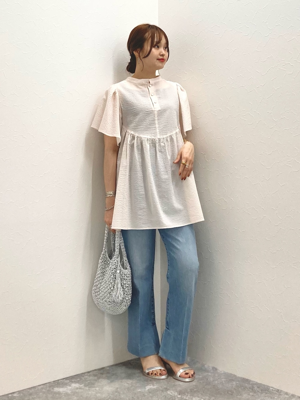 ピンク系のシャツ/ブラウス、ブルー系のデニムパンツ、シルバー系のサンダルを着用したレディースの夏コーディネートの1枚目の写真