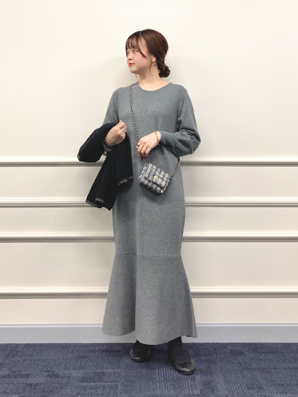 「ニットワンピース、ミニバッグ、低身長、ワンピーススタイル、低身長コーデ、チェーンショルダーバッグ、152cm、マーメイドワンピース、マーメイドライン」｜「NOLLEY’S Sophiの《手洗い可能》裾フレアラメニットワンピース（ワンピース、グレー系）」を使った、nol murakamiさん（レディース・152cm）の秋コーディネートの1枚目の写真
