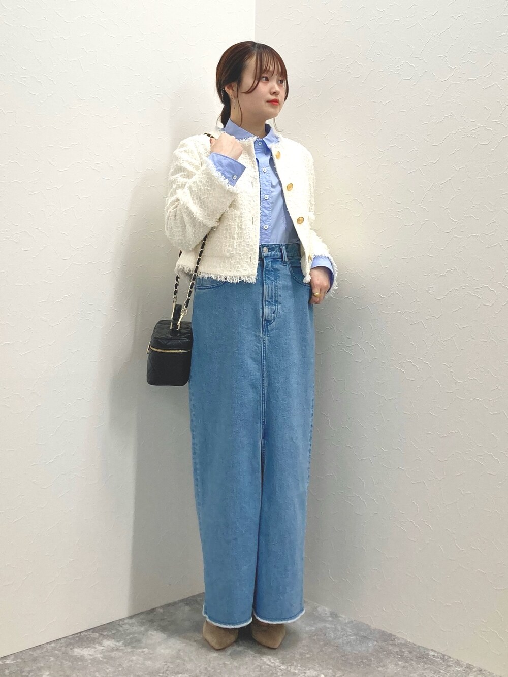 「低身長、低身長コーデ、152cm、150cm台コーデ、デニムスカート、ツイードジャケット、シャツ、スカートスタイル」｜「NOLLEY’SのBISHU JAPAN フラッグリボンツイードジャケット（ノーカラージャケット、ホワイト系）」を使った、nol murakamiさん（レディース・152cm）の冬コーディネートの1枚目の写真