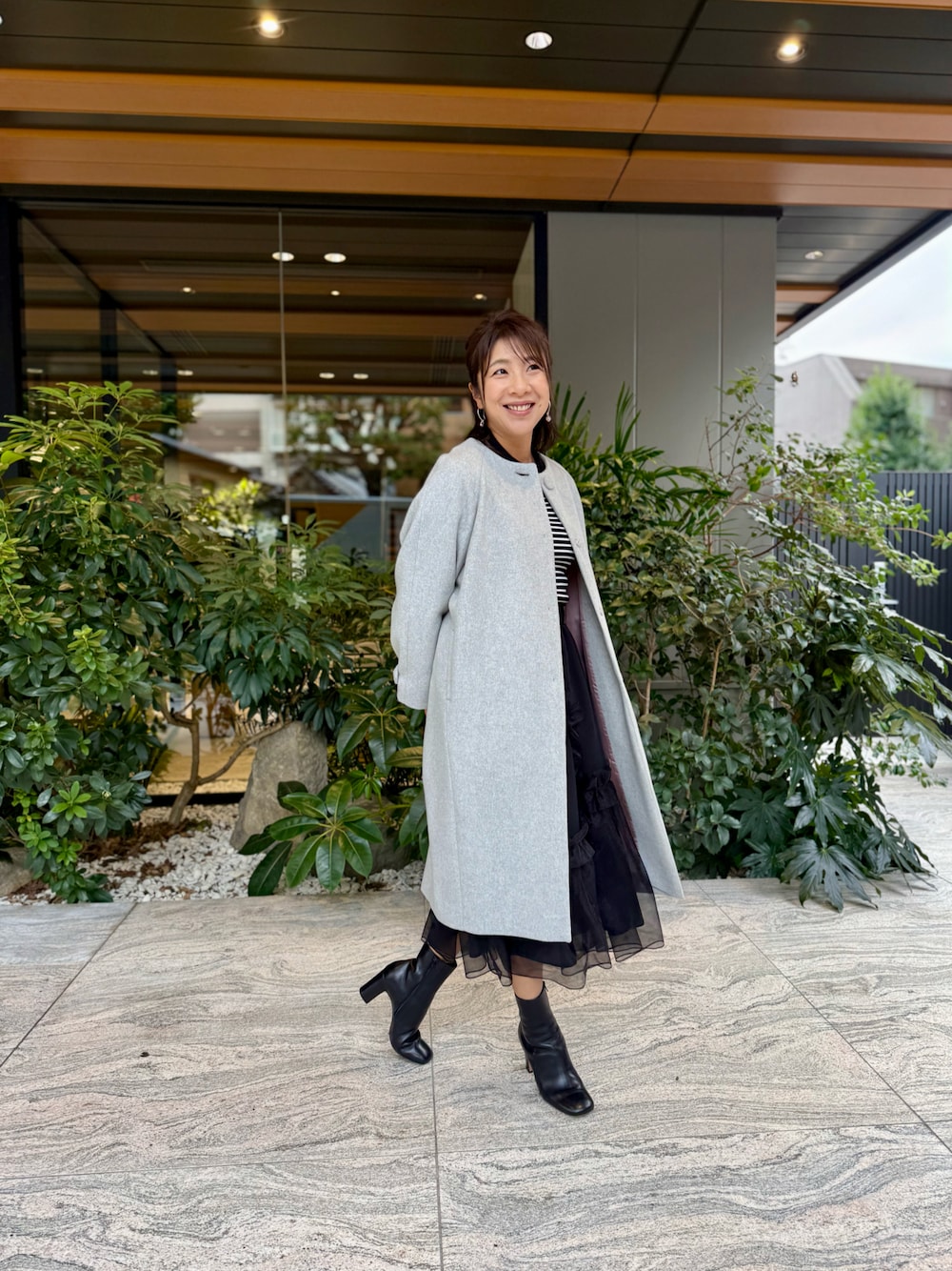 「冬のコーデ、秋冬コーデ、大人可愛い、ガーリー、スカートコーデ」｜「Maglie le cassettoのスペリオルビーバー コクーンノーカラーコート（ノーカラーコート、グレー系）」を使った、しおりさん（レディース・164cm）の冬コーディネートの1枚目の写真
