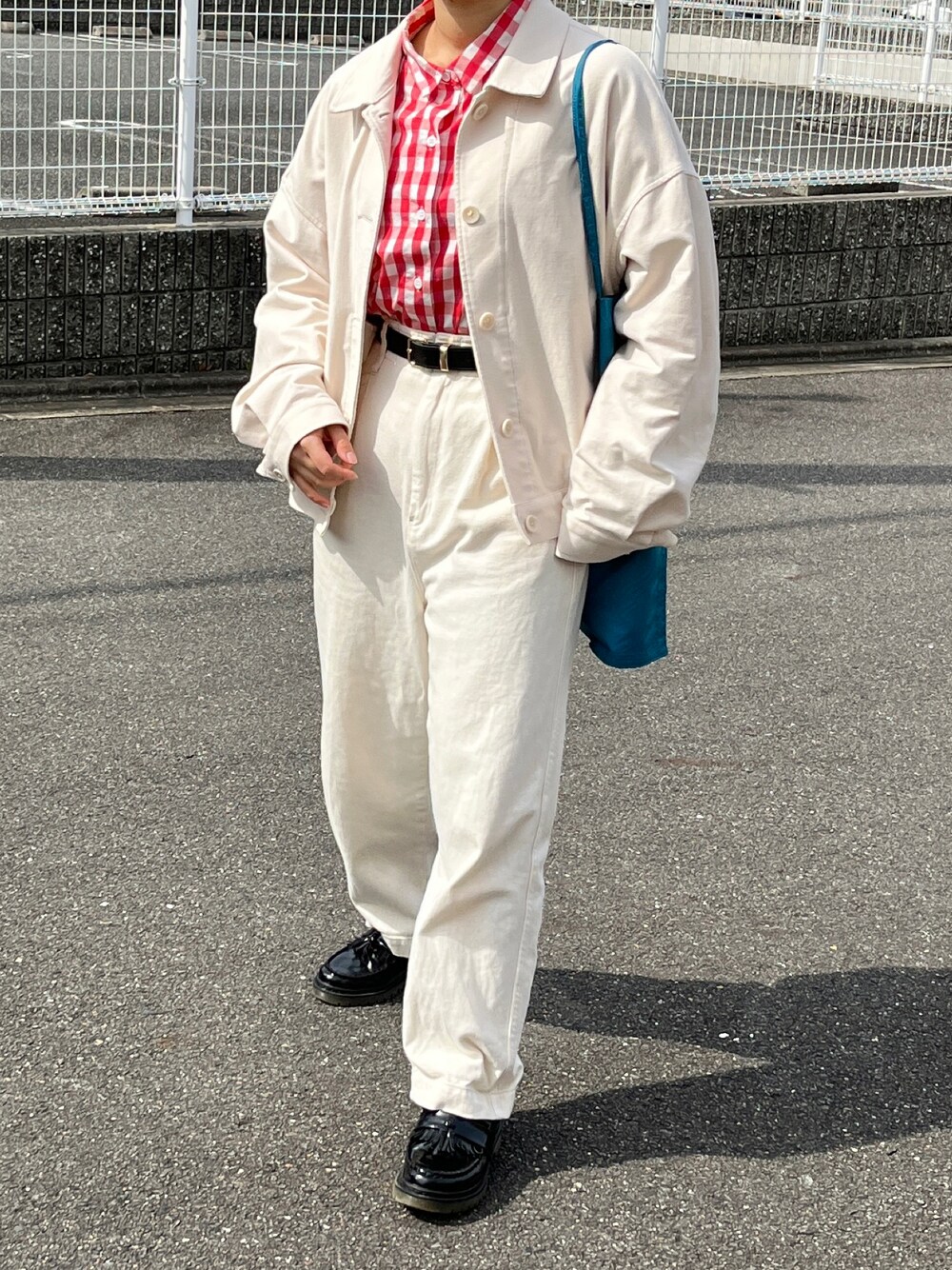 「はじめましてコーデ、カジュアルコーデ、春カラー、セットアップ、デニムセットアップ、ワントーンコーデ、ホワイトコーデ、ホワイトパンツ、ジャケットコーデ、低身長、低身長コーデ、低身長女子、150cm、150cmコーデ」｜「UNIQLOのアイテム（デニムジャケット、ホワイト系）」を使った、マイカさん（レディース・150cm）の春コーディネートの1枚目の写真