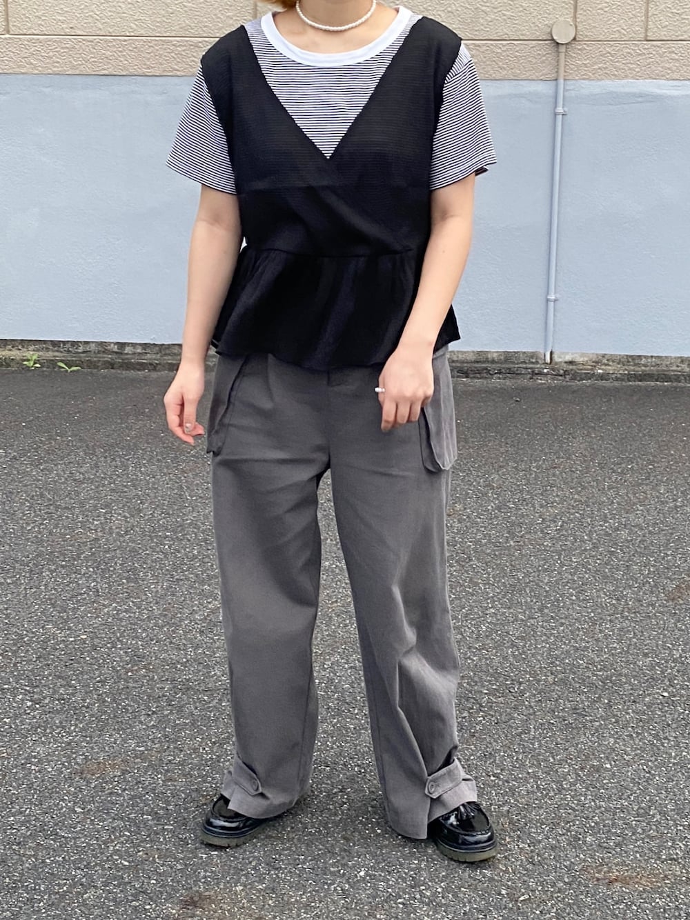 グレー系のその他パンツ、ホワイト系のTシャツ/カットソーを着用したレディースの夏コーディネートの1枚目の写真