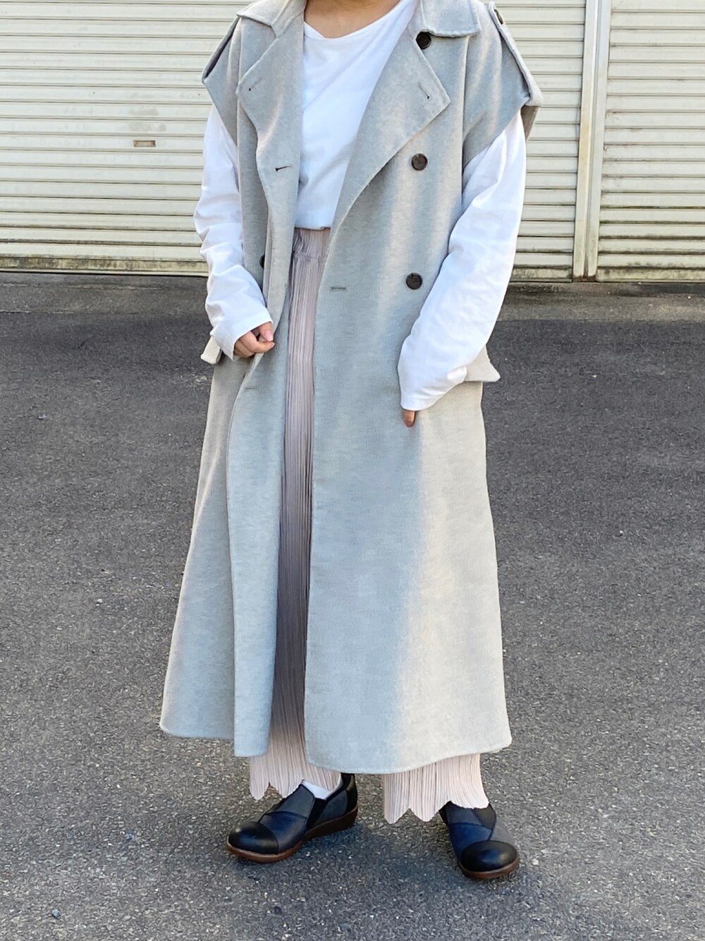 「秋のコーデ、秋コーデ、秋服、トレンチ、トレンチジレ、ジレ、大人カジュアル、低身長、低身長コーデ、低身長女子、150cm」｜「KBFのトレンチジレコート∴（トレンチコート、グレー系）」を使った、マイカさん（レディース・150cm）の秋コーディネートの1枚目の写真