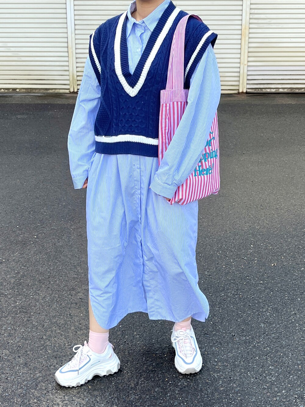 「春服みてみて、春コーデ、シャツワンピ、シャツワンピース、ニットベスト、レイヤード、レイヤードコーデ、ワントーンコーデ、ブルーコーデ、低身長、低身長コーデ、低身長女子、150cm、150cmコーデ」｜「FRUIT OF THE LOOMのアイテム（トートバッグ、ピンク系）」を使った、マイカさん（レディース・150cm）の春コーディネートの1枚目の写真