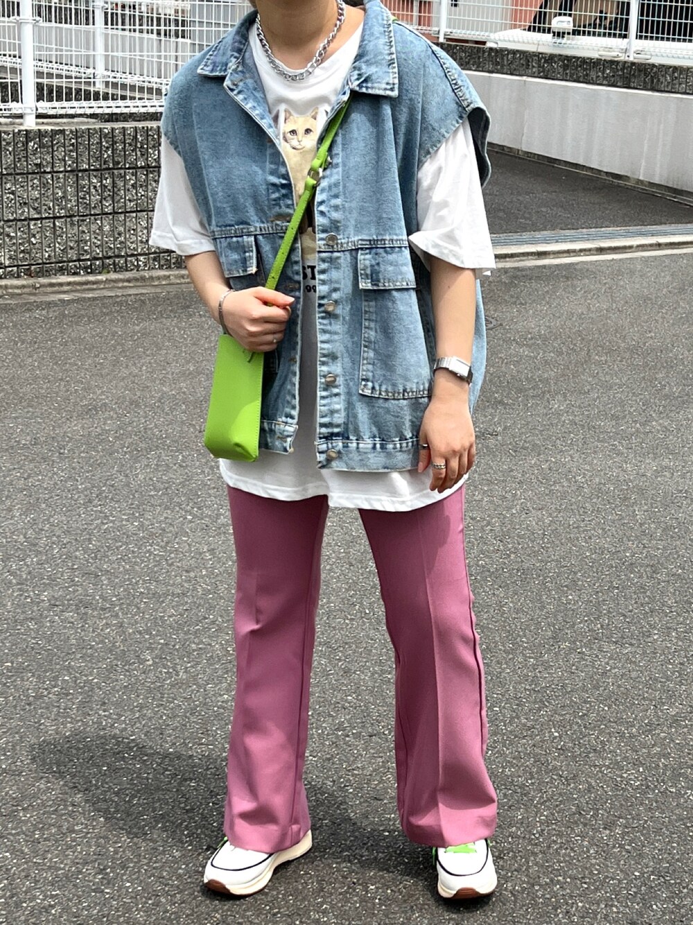 「デニムっていいよね、デニムジャケット、ベストコーデ、デニムベスト、ネコ、ピンクパンツ、スラックスパンツ、カラーコーデ、低身長、低身長コーデ、低身長女子、150cm、150cmコーデ」｜「MAISON DE THERESEのデニムベスト（ベスト、ブルー系）」を使った、マイカさん（レディース・150cm）の夏コーディネートの1枚目の写真