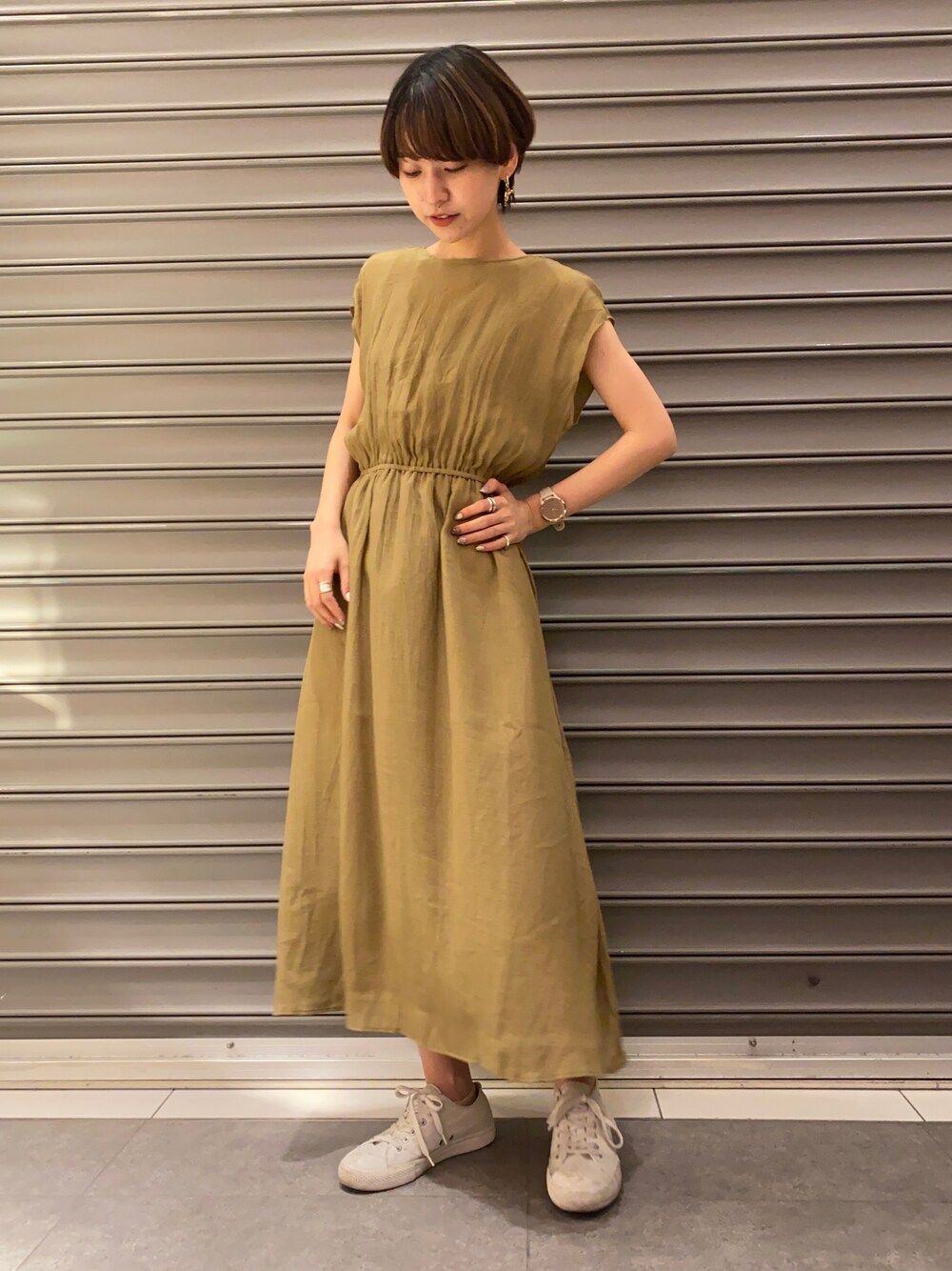 「ワンピース、スニーカーコーデ、オリーブ、earth music&ecology、夏コーデ、アースミュージック＆エコロジー、ワンピース×スニーカー」｜「earth music&ecologyのカシュクールワンピース（ワンピース、グリーン系）」を使った、のっちさん（レディース・161cm）の春コーディネートの1枚目の写真