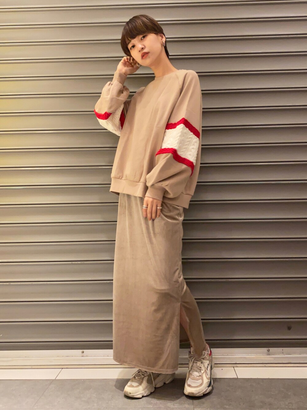 「ベージュ、LEE、earth music&ecology、ゆるコーデ、アースミュージック＆エコロジー、秋冬コーデ、おしゃれさんと繋がりたい」｜「earth music&ecologyのベロアカットスカート ＊（スカート、ベージュ系）」を使った、のっちさん（レディース・161cm）の秋コーディネートの1枚目の写真