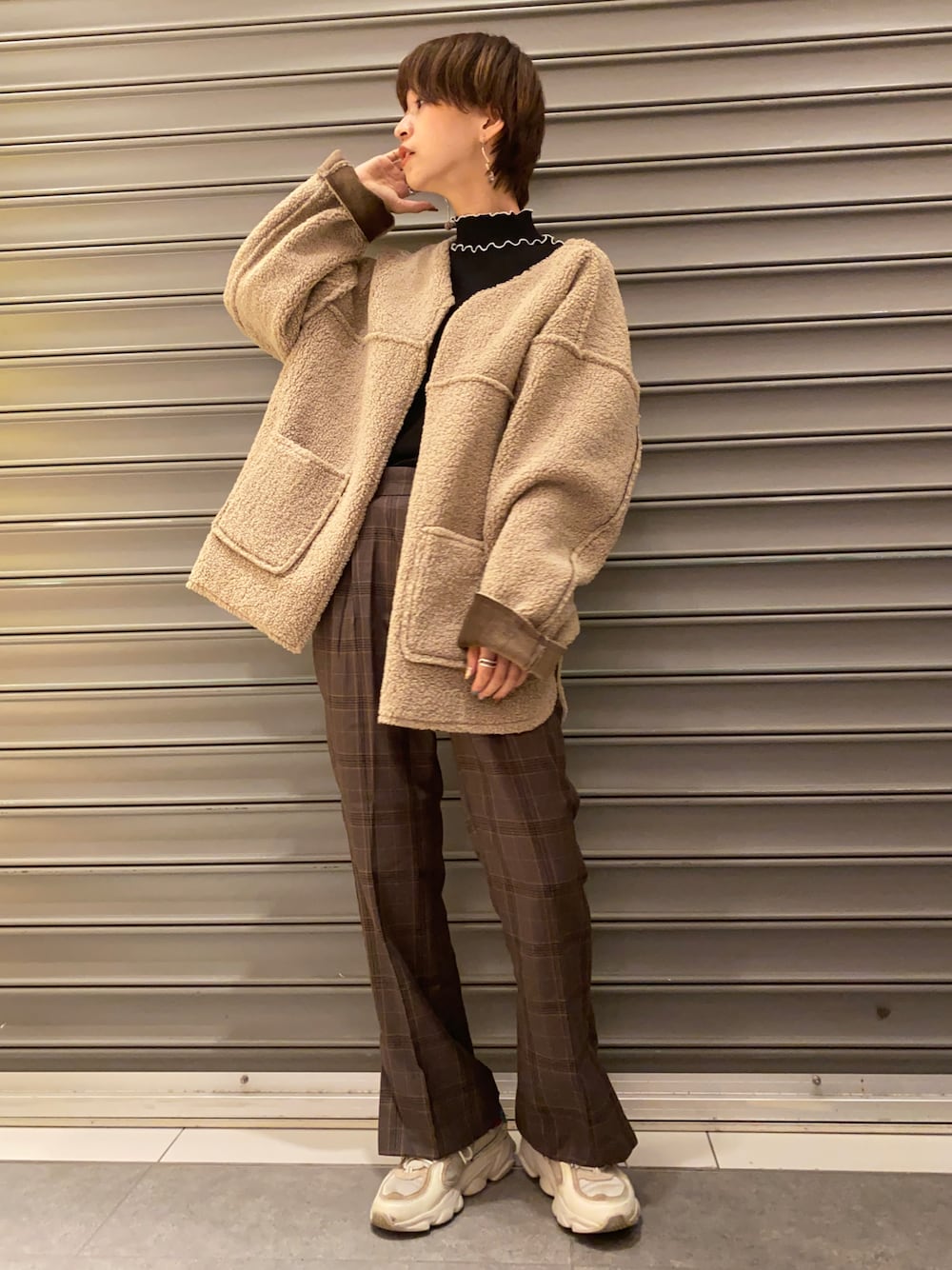 ブラウン系のその他パンツ、ブラウン系のノーカラーコート、ブラック系のTシャツ/カットソーを着用したレディースの秋コーディネートの1枚目の写真