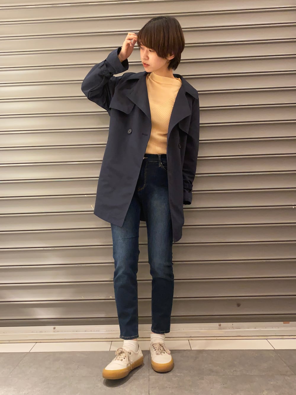 ブルー系のデニムパンツ、ブルー系のブルゾン、ホワイト系のスニーカーを着用したレディースの春コーディネートの1枚目の写真