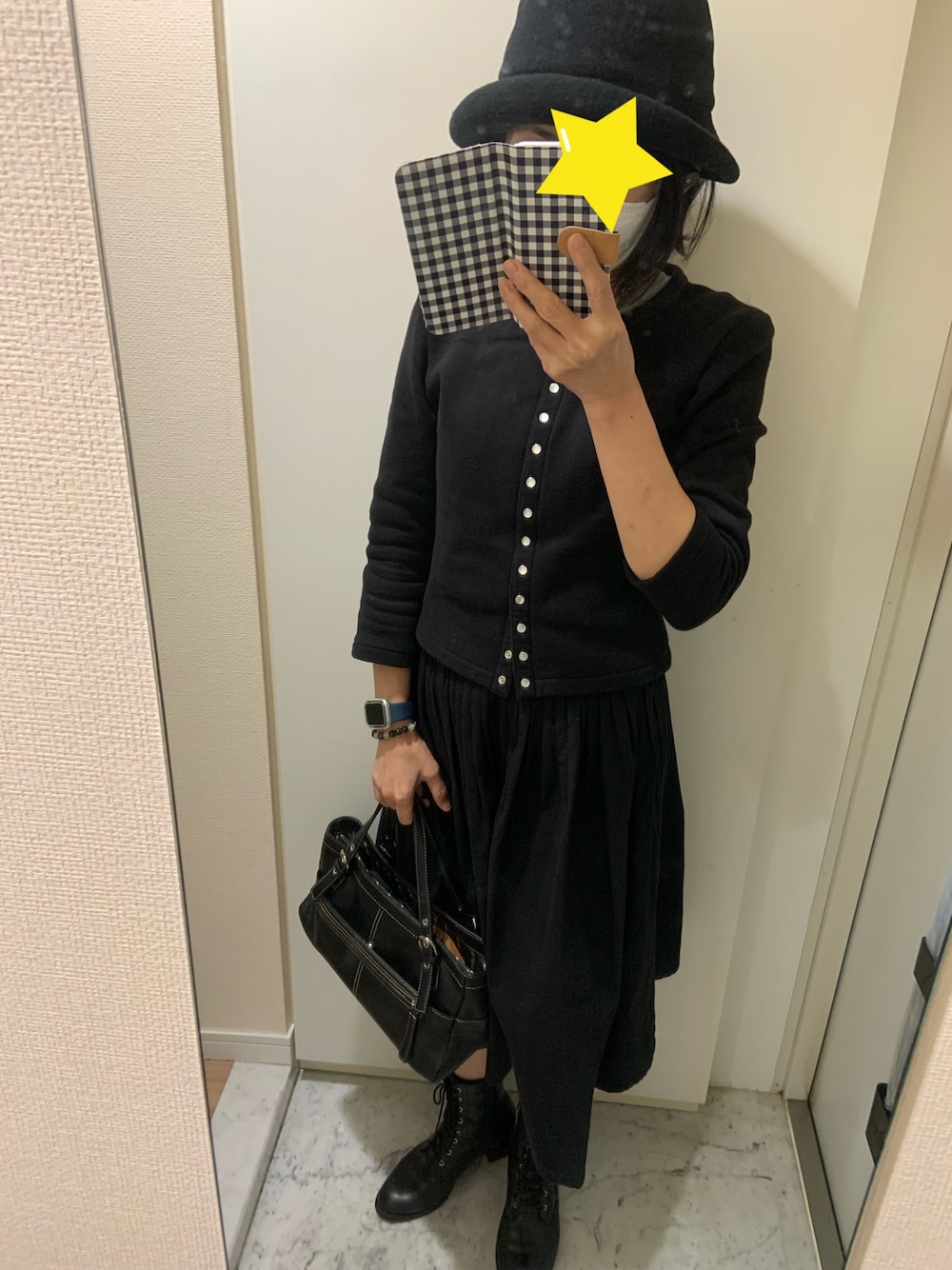 「studio CLIPのソフトボーラーハット（ハット、ブラック系）」を使った、まーさん（レディース・157cm）の秋コーディネートの1枚目の写真