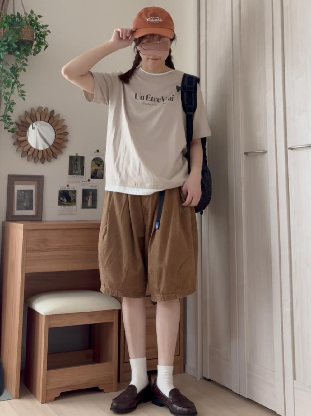 ベージュ系のTシャツ/カットソー、ベージュ系のその他パンツ、ブラック系のバックパック/リュックを着用したレディースの夏コーディネートの1枚目の写真