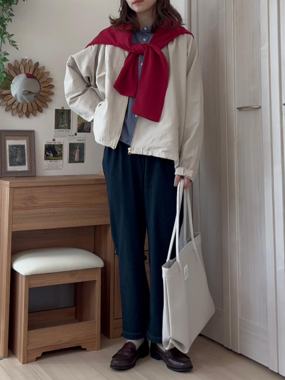 ブルー系のシャツ/ブラウス、ホワイト系のマウンテンパーカー、ブルー系のその他パンツを着用したレディースの春コーディネートの1枚目の写真