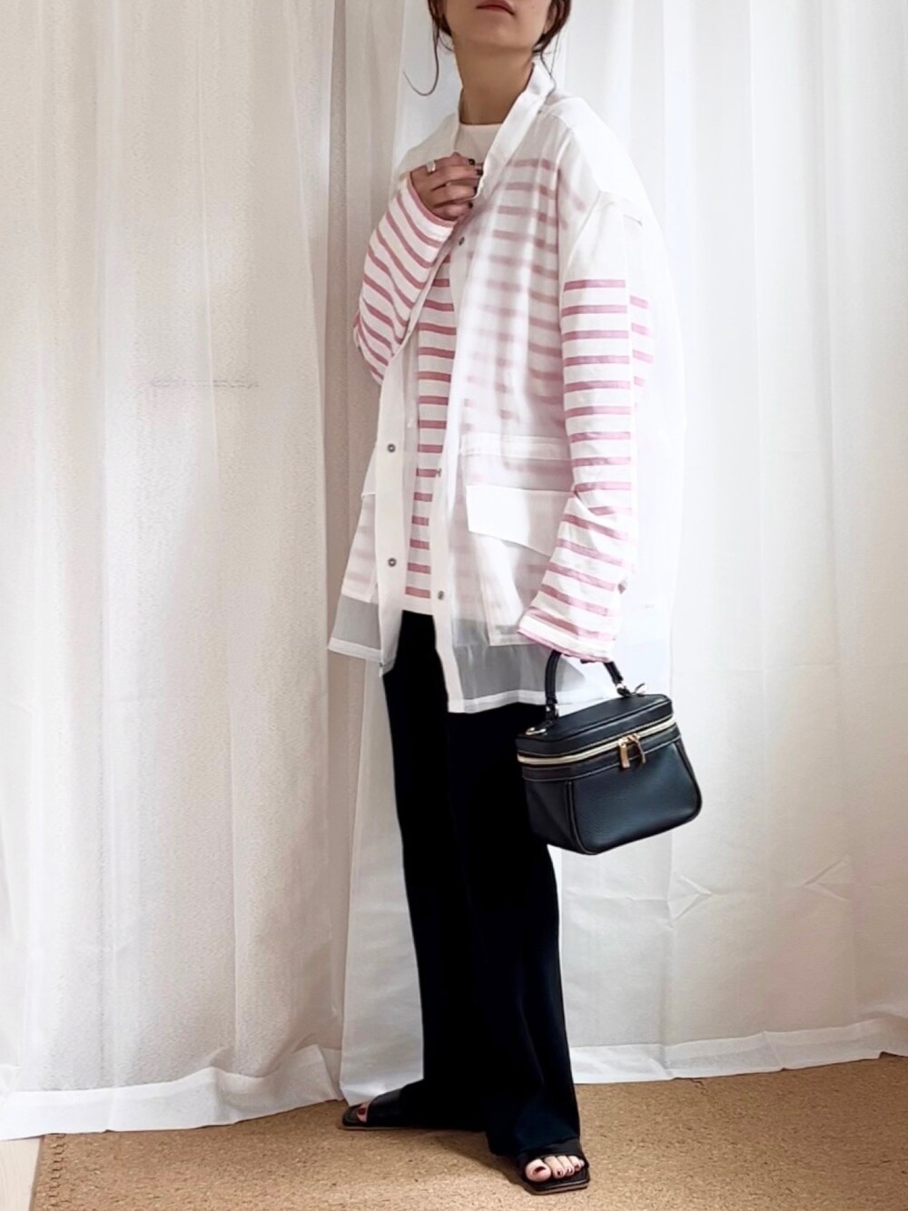 ホワイト系のベスト、ピンク系のTシャツ/カットソー、ブラック系のその他パンツを着用したレディースの夏コーディネートの1枚目の写真