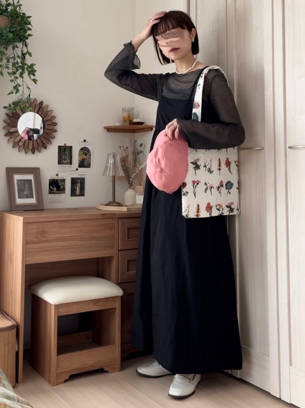 グレー系のTシャツ/カットソー、ブラック系のワンピース、ホワイト系のローファーを着用したレディースの春コーディネートの1枚目の写真