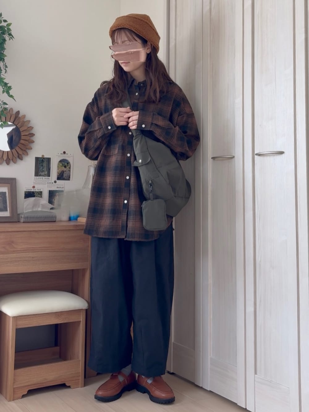 ブラウン系のシャツ/ブラウス、ブラック系のその他パンツ、グリーン系のショルダーバッグを着用したレディースの秋コーディネートの1枚目の写真