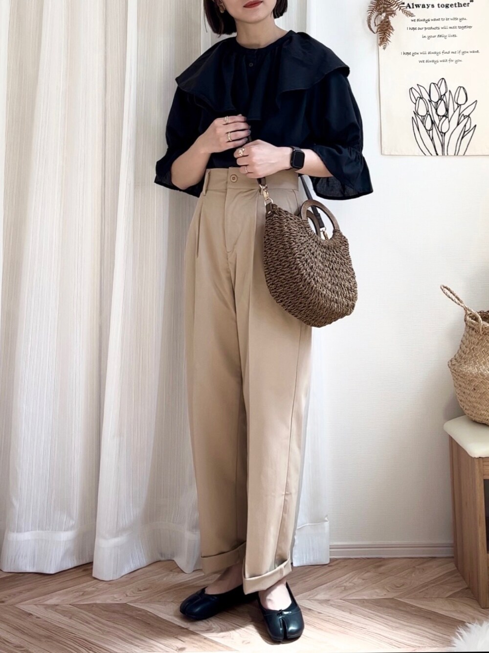 ブラック系のシャツ/ブラウス、ベージュ系のチノパンツ、ブラウン系のショルダーバッグを着用したレディースの夏コーディネートの1枚目の写真