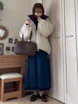 「アイテム（デニムスカート）」を使った、𝚍𝚊𝚛𝚊.さん（レディース・164cm）の冬コーディネート