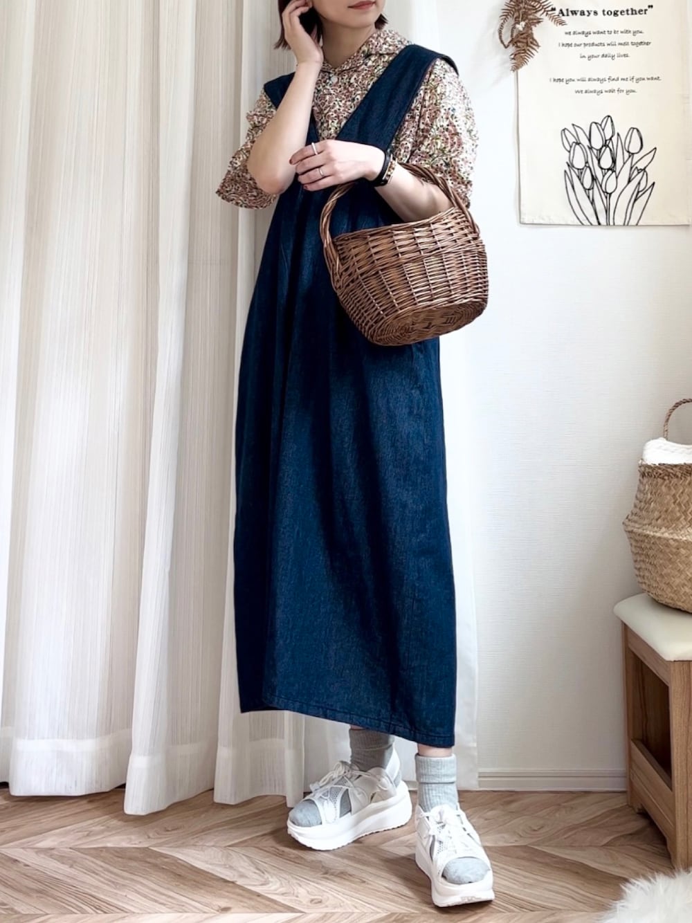 ホワイト系のシャツ/ブラウス、ブルー系のジャンパースカート、ホワイト系のサンダルを着用したレディースの夏コーディネートの1枚目の写真