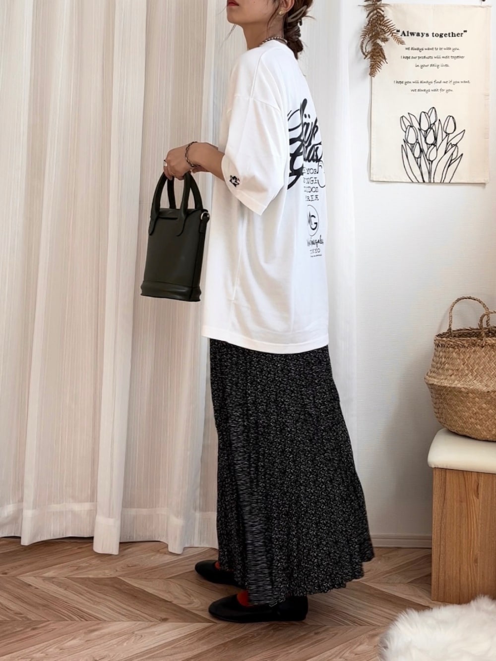 ホワイト系のTシャツ/カットソー、ブラック系のバレエシューズ、ブラック系のハンドバッグを着用したレディースの夏コーディネートの1枚目の写真