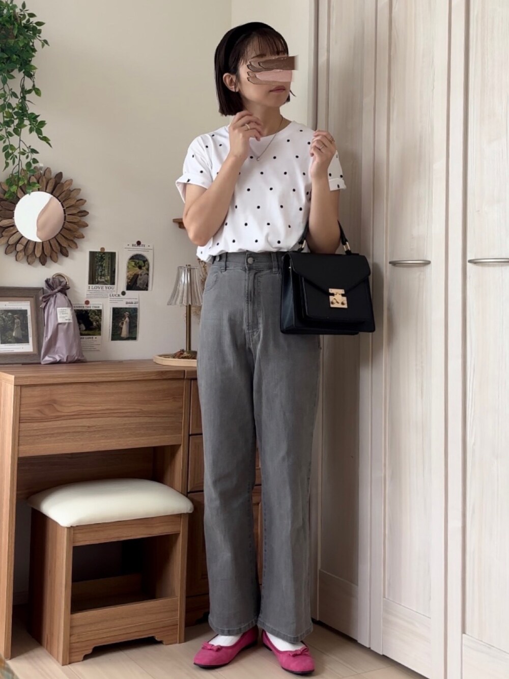 ホワイト系のTシャツ/カットソー、グレー系のデニムパンツ、ピンク系のバレエシューズを着用したレディースの夏コーディネートの1枚目の写真