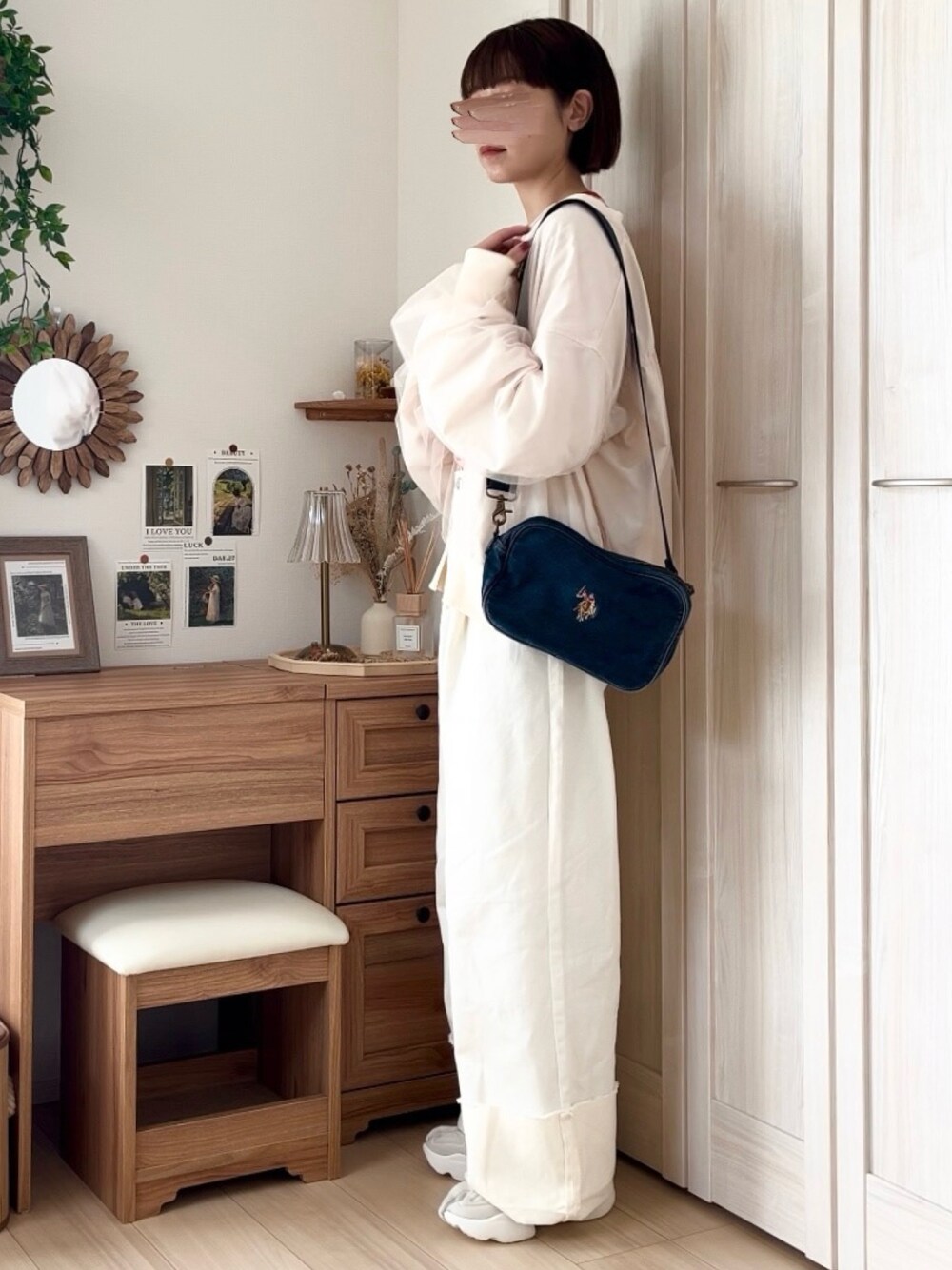 ホワイト系のブルゾン、ホワイト系のデニムパンツ、ブラウン系のTシャツ/カットソーを着用したレディースの春コーディネートの1枚目の写真