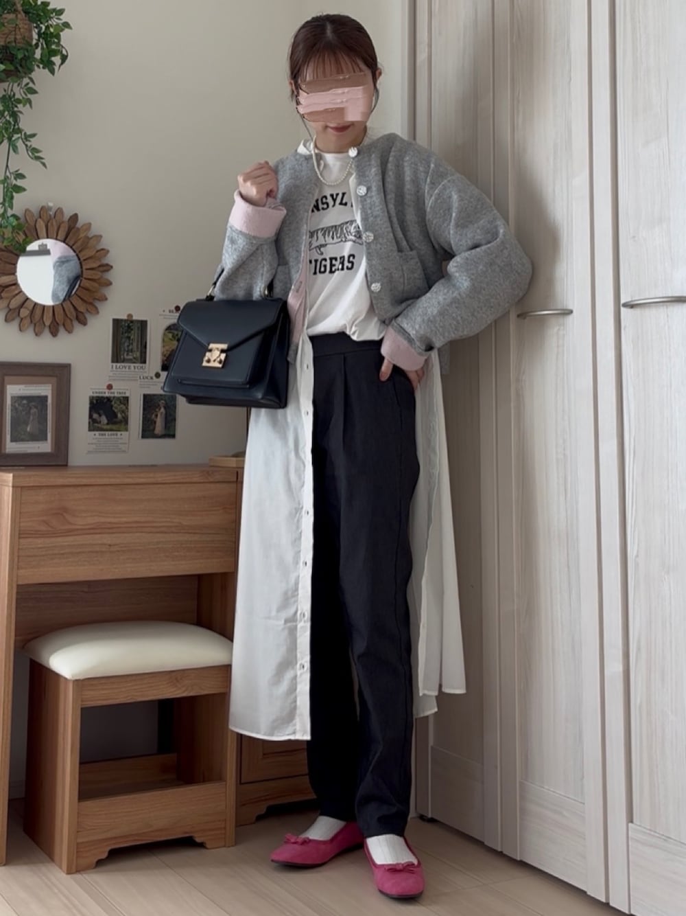 グレー系のカーディガン/ボレロ、ブルー系のその他パンツ、ピンク系のバレエシューズを着用したレディースの秋コーディネートの1枚目の写真
