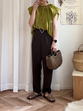 「オリーブ」｜「アイテム（スラックス）」を使った、𝚍𝚊𝚛𝚊.さん（レディース・163cm）の夏コーディネート