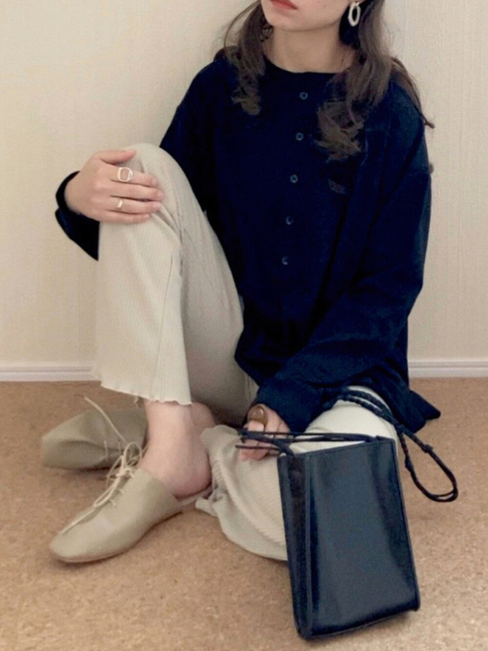 ブラック系のショルダーバッグ、ベージュ系のサンダル、ブラック系のその他パンツを着用したレディースの夏コーディネートの1枚目の写真