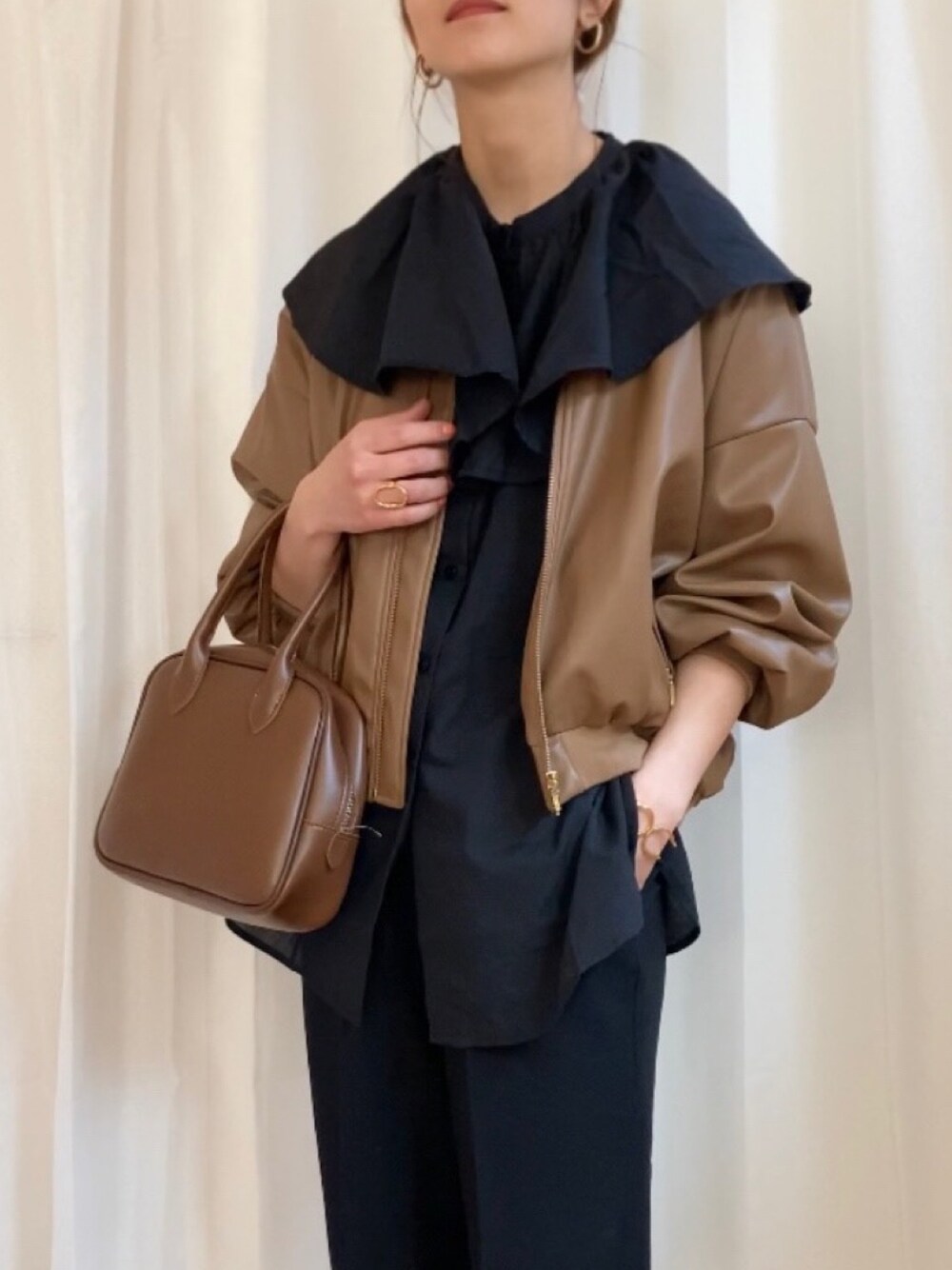 「春服みてみて、エコレザー、ブルゾン、ビッグカラー、ブラウス、テーパードパンツ、大人カジュアル、甘辛mix、大人女子、春コーデ、パンツスタイル、プチプラ、春アウター、ママコーデ」｜「K.growthの前後2way ビッグカラーキャンディースリーブスリットブラウス（シャツ/ブラウス、ブラック系）」を使った、𝚍𝚊𝚛𝚊.さん（レディース・163cm）の春コーディネートの1枚目の写真