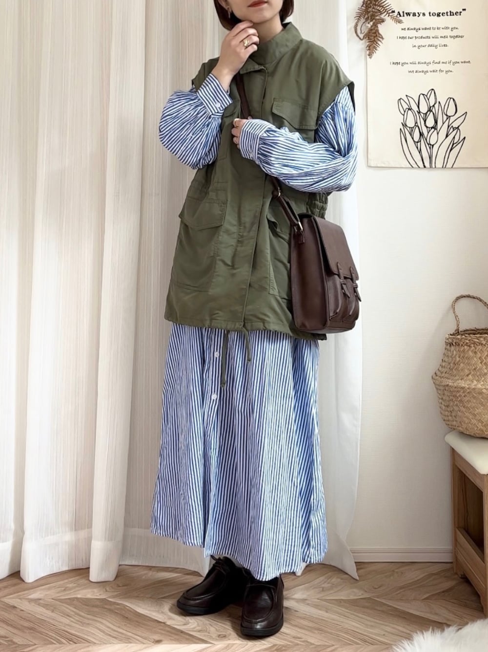 「ANGIE VINTAGE、ストライプシャツワンピ、ストライプワンピース、シャツワンピ、ロングワンピース、ミリタリーベスト、オトナカジュアル、FUDGE、着回しコーデ、ママコーデ、春色、春コーデ、カジュアルスタイル、レイヤードスタイル、チロリアンシューズ」｜「ANGIEのインドボイル ボリュームスリーブシャツワンピース（シャツワンピース、ブルー系）」を使った、𝚍𝚊𝚛𝚊.さん（レディース・163cm）の春コーディネートの1枚目の写真
