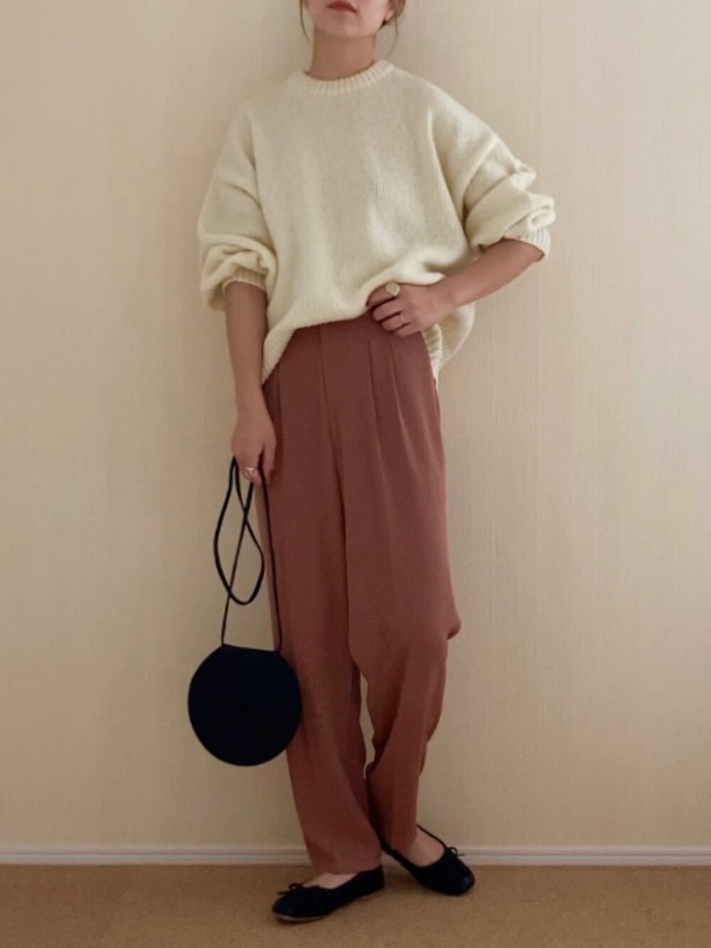「ニット、ビッグシルエット、カラーパンツ、ユニクロ、パンツスタイル、シンプルコーデ、センタープレス、秋服、ママコーデ、ゆるコーデ、オトナカジュアル、秋コーデ、ボリュームニット、puril、だから秋服が好き」｜「PURILの【PURIL】刺繍ロゴモックネックボリュームニット（ニット/セーター、ホワイト系）」を使った、𝚍𝚊𝚛𝚊.さん（レディース・163cm）の秋コーディネートの1枚目の写真