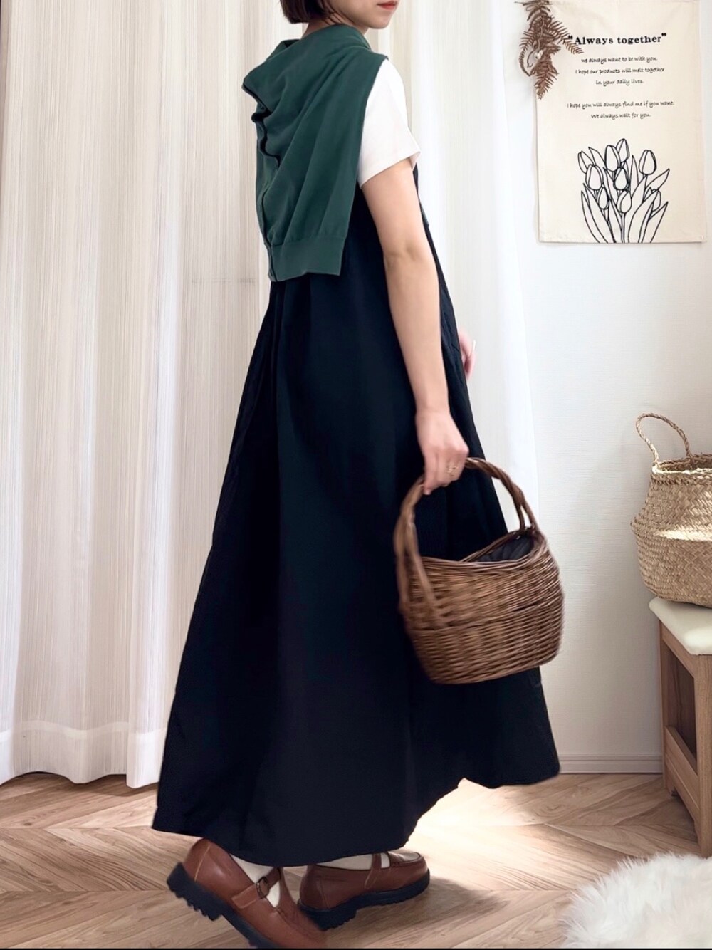 ブラック系のワンピース、ブラック系のTシャツ/カットソー、イエロー系のローファーを着用したレディースの春コーディネートの1枚目の写真
