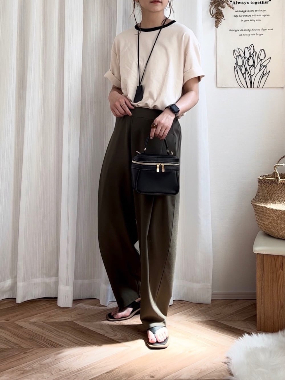 ベージュ系のTシャツ/カットソー、グリーン系のその他パンツ、ブラック系のサンダルを着用したレディースの夏コーディネートの1枚目の写真