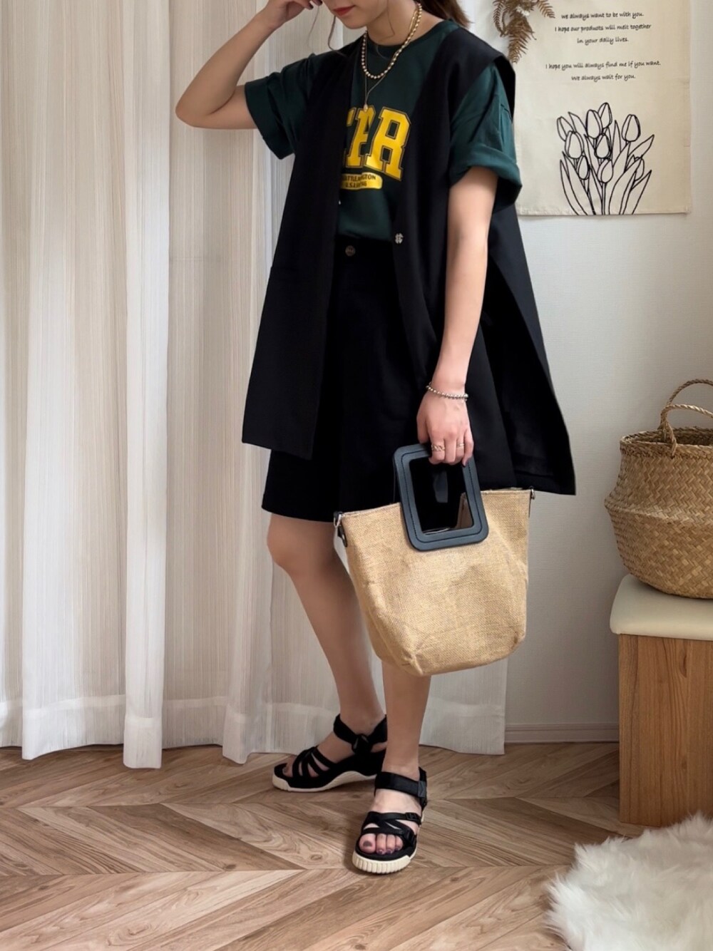 グリーン系のTシャツ/カットソー、ブラック系のベスト、ブラック系のその他パンツを着用したレディースの夏コーディネートの1枚目の写真