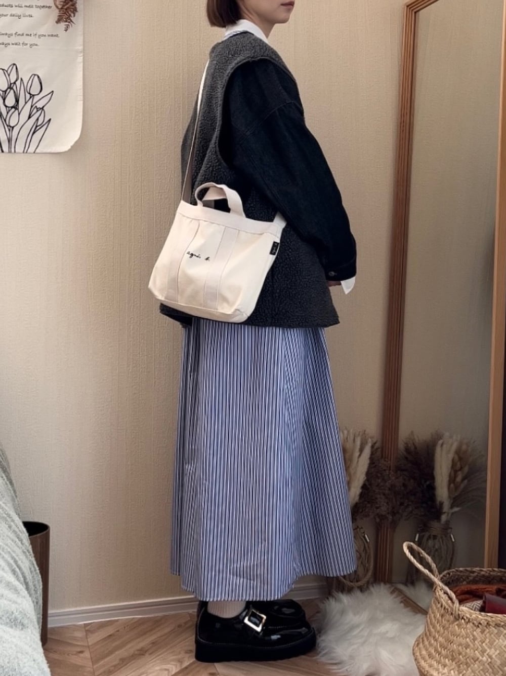 「春服、ストライプシャツ、シャツワンピース、ロングワンピース、大人カジュアル、デニムジャケット、ボアベスト、レイヤードスタイル、ローファー、ショルダーバッグ、FUDGE、オトナ女子、春カラー、ノーカラージャケット、ママコーデ」｜「BONLECILLのノーカラーオーバーデニムジャケット/Gジャン（デニムジャケット、ブラック系）」を使った、𝚍𝚊𝚛𝚊.さん（レディース・164cm）の冬コーディネートの1枚目の写真