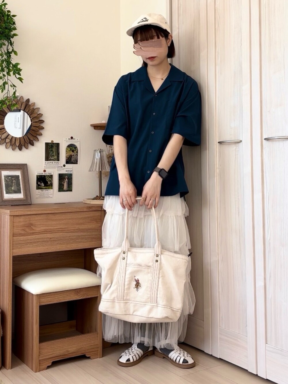 ブルー系のシャツ/ブラウス、ホワイト系のスカート、ホワイト系のトートバッグを着用したレディースの春コーディネートの1枚目の写真